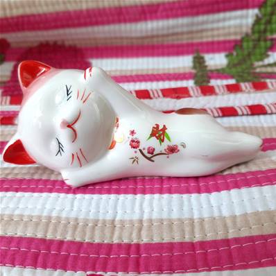 Chat couché fleur