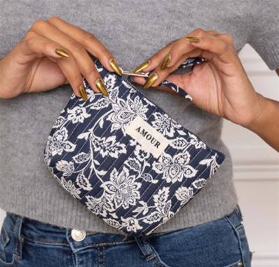 Pochette à motif fleuri "AMOUR" bleue