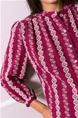 Chemisier bordeaux brodé à motifs écrus – Col rond boutonné