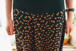 Pantalon large taille unique motif Fleurs orange sur fond bleu