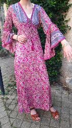 Robe longue en soie col v décolleté lacets rose fushia motifs cachemire roses