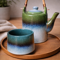 Tasse en grès vert et bleu émail réactif 