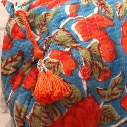 Trousse de toilette indienne bleue roses rouges 25x20x13 cm