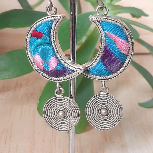Boucles d'oreilles ethniques du Tibet lune brodée bleue