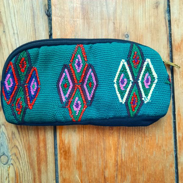 Trousse brodée fleurie vertes motifs géométriques