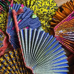 Éventail Wax Africain Soleil d’Afrique – Orange, Fuchsia et Ivoire 