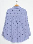 Chemise rayée blanc et bleu avec cœurs bleus brodés