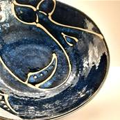 Assiette japonaise bleue motif baleine