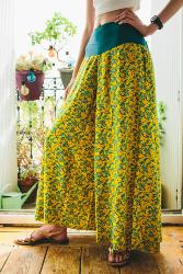 Pantalon large taille unique motif fleurs sur fond jaune