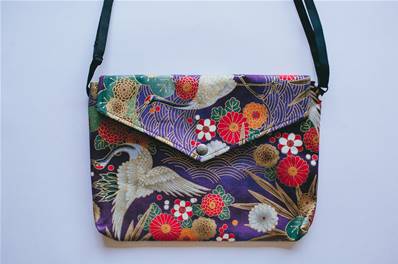 Sac à main japonais violet motif fleuri avec grue