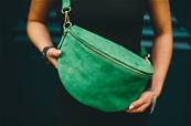 Sac banane cuir nubuck vert