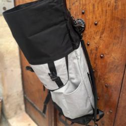Sac à dos type coursier gris