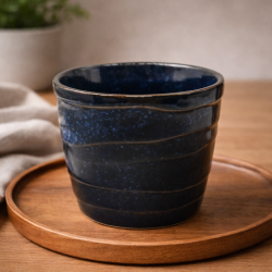 Tasse en grès noir et bleu émail réactif 