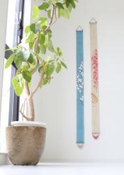 Décoration japonaise artisanale Fleurs de Cerisier fond bleu « Kazemachigusa » 10×170 cm