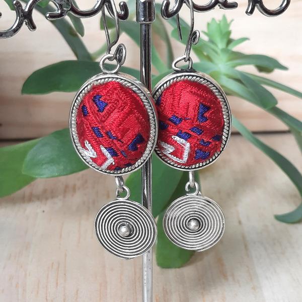Boucles d'oreilles ethniques du Tibet brodée rose