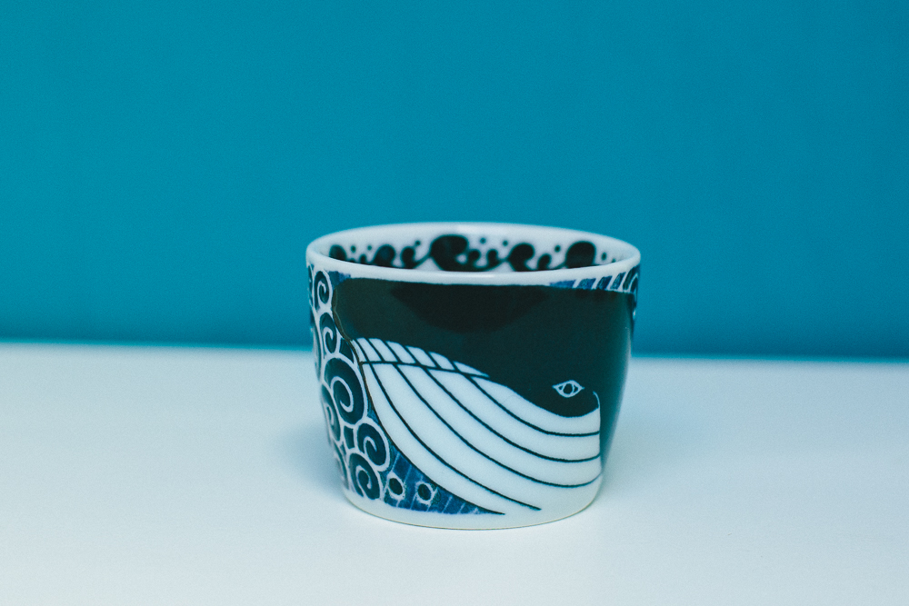 Tasse japonaise motif baleine diam 9 x7 cm